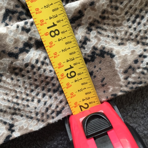 Ann Taylor Loft Sleeveless Top XL. Python Print - Picture 5 of 6